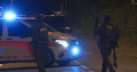 Grossa operazione di polizia durante la festa scolastica...ma nessun colpo da arma da fuoco