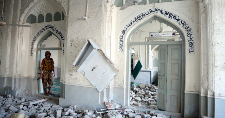 Sale a 21 morti il bilancio dell'attentato alla moschea
