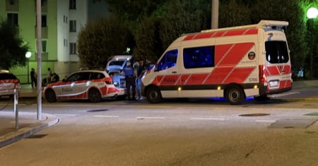 Cazzotti e spintoni e poi sbattono tutti fuori dal locale
