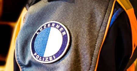 La polizia Lucerna salva un uomo dai flutti della Reuss
