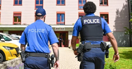 Uomo sul tetto per quasi undici ore: mobilitata la polizia