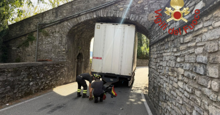 Il camion s'incastra sotto il ponte del castello