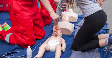 Primo soccorso pediatrico, chiesta una formazione obbligatoria per chi si occupa di bambini