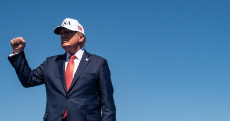 Stretta di Trump sui prodotti canadesi: stop a latticini, alcolici e motociclette