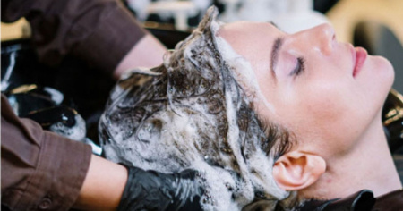 Quanti capelli cadono al giorno: tutte le informazioni da sapere