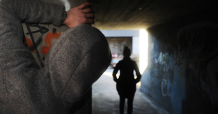Ragazza minacciata mentre va a scuola