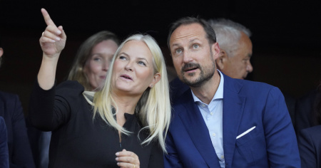 Re Haakon presta giuramento (ma senza la sua regina)