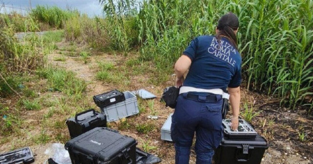 Rubano apparecchiature mediche a un'azienda svizzera, poi le abbandonano in un prato