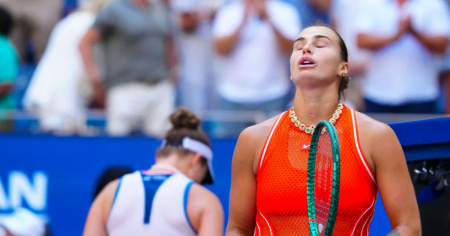 Sabalenka soffre, ma vola in semifinale