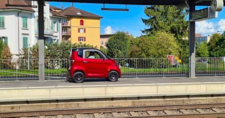 Scena surreale in stazione: sale sul treno con la mini auto