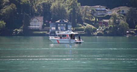 Scomparsa dopo una nuotata, le ricerche proseguono