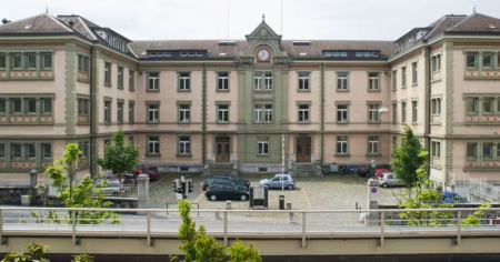Trovato un uomo morto davanti alla scuola elementare