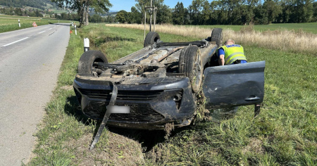 Si ribalta con l'auto, soccorsi per una 77enne