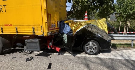 Si schianta contro un camion nell'area di sosta e perde la vita