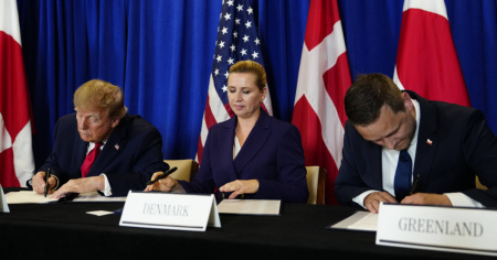 Trump firma l'accordo di sicurezza con Groenlandia e Danimarca