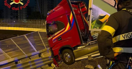 Sfonda il guardrail e resta sospeso nel vuoto