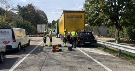 Auto contro il camion nell'area di sosta, la vittima è un 71enne