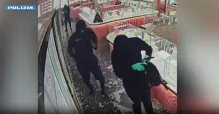 Tradito dal selfie: al polso aveva il braccialetto rubato