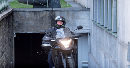 L'uscita dal Palazzo di Governo, e la partenza in moto