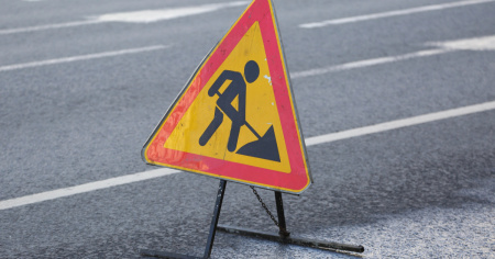 Strada chiusa per lo smontaggio di una gru