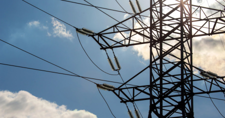 Elettricità, prezzi giù di circa il 4% nel 2027