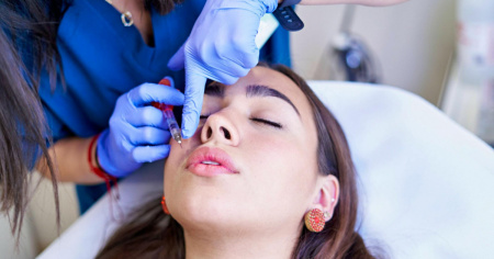 «Ora voglio farlo anch'io». Quando il Botox dell'amica fa venire voglia