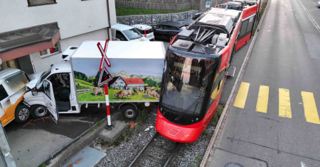 Treno urta un furgone e poi deraglia