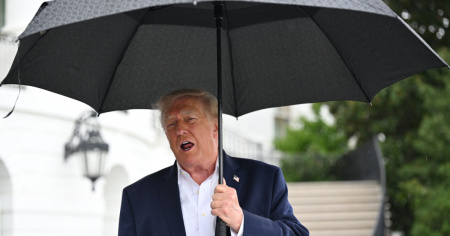 Trump sull'IA: «Niente regole, non servono»
