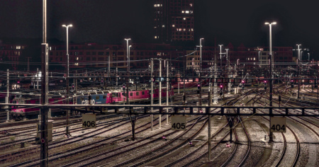 «Ubriachi fradici» accatastano oggetti sui binari e arriva il treno