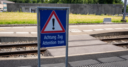 Uno sconosciuto tenta di spingere un uomo sotto un treno