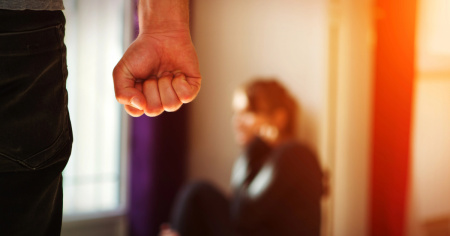 Servono regole più severe contro la violenza domestica