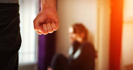 Servono regole più severe contro la violenza domestica