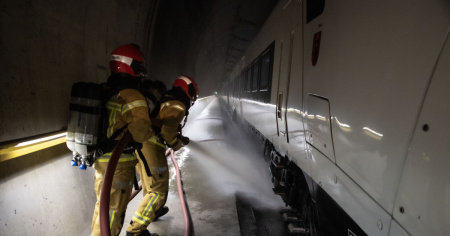 L'incendio sul treno, all'interno di una galleria