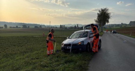 Ciclista si scontra con un'auto, è grave