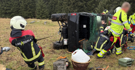 Si ribalta con il quad e rimane incastrato: grave un 58enne
