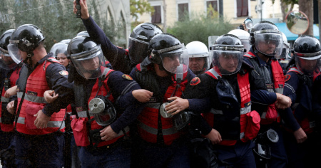 Scontri violenti nelle proteste a Tirana, 6 agenti feriti