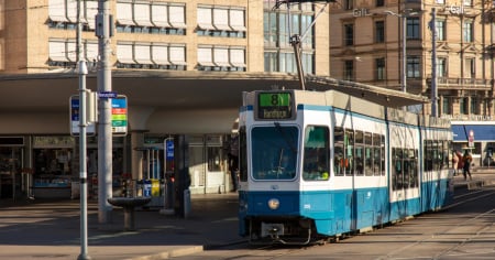 Attraversa i binari e viene investita dal tram: morta una donna