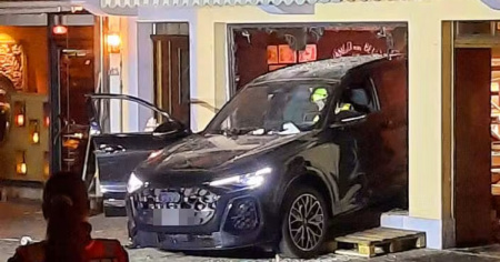 Doveva solo fare una retro per papà, 15enne entra con l'Audi in una panetteria