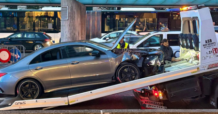 Si schianta, fugge e torna a sdraiarsi accanto all'auto: «Avrebbe finto un malore»