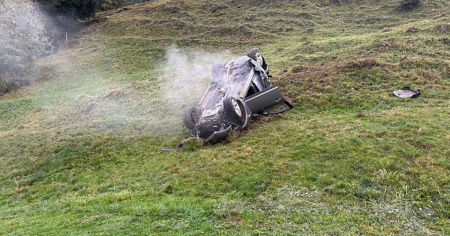 Perde il controllo dell'auto, attraversa il prato e si ribalta