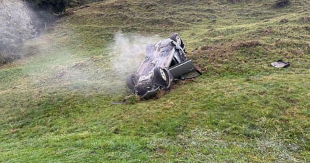 Perde il controllo dell'auto, attraversa il prato e si ribalta