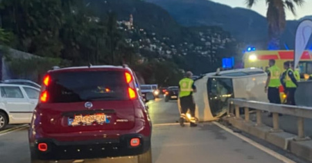 Auto ribaltata a Brissago, strada chiusa e lunghe colonne