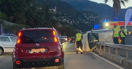 Auto ribaltata a Brissago, strada chiusa e lunghe colonne