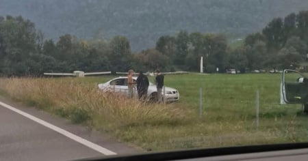Auto sbanda e finisce nel prato dell'aeroporto