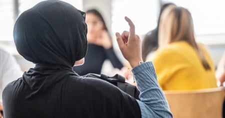 Vietato il velo nelle scuole: «Viola il principio di laicità»