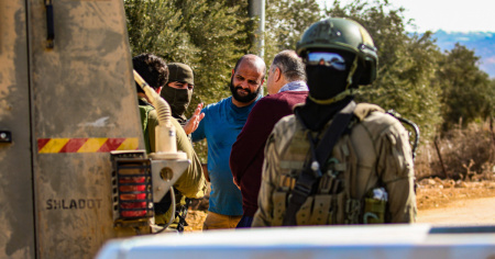 Cisgiordania, raid israeliani contro due associazioni benefiche: cinque arresti