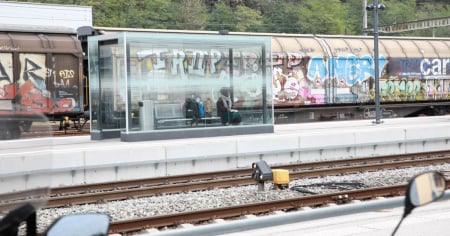 Il mistero della donna che vive in stazione da mesi: il video
