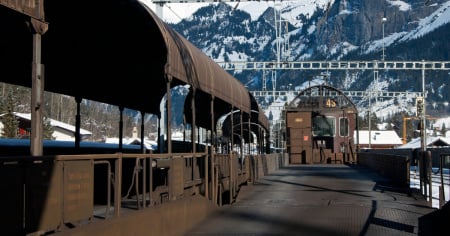 Treni navetta del Lötschberg: 100 anni fa il primo trasporto auto