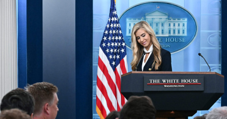 Un primo (velocissimo) briefing per la nuova portavoce Trump