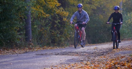 Buio, pioggia e foglie bagnate: ecco come evitare gli infortuni in bici